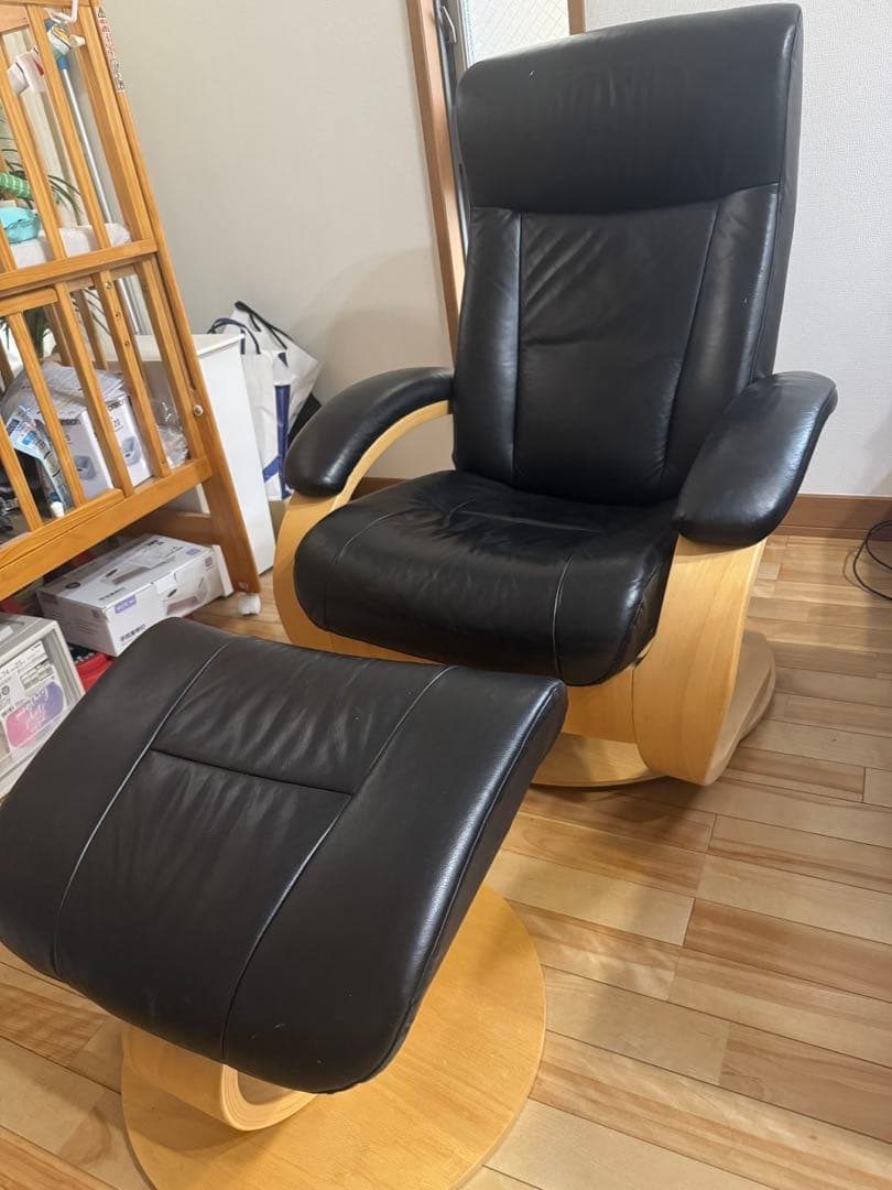 フィヨルドチェア　黒レザーリクライニングアームチェアとオットマン