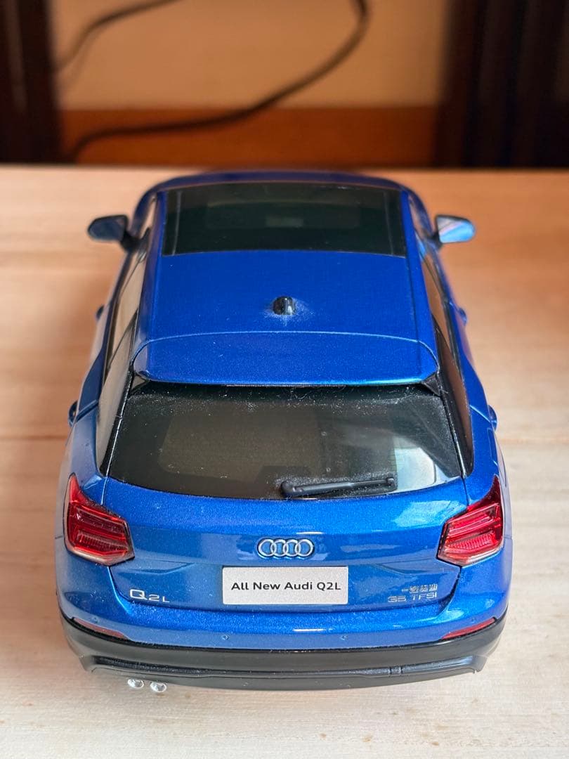 超美品❗️全開閉　希少Audi Q2L ミニカー 青色1/18