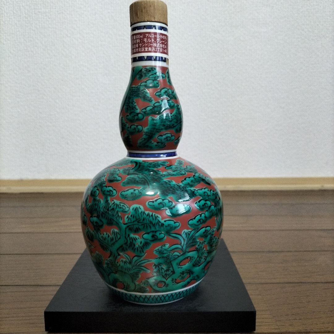 空き瓶　サントリー 特製ウイスキー 【九谷焼 瓢型木米風申文 】木箱、台座付き