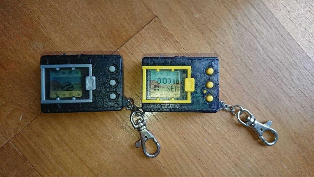 デジタルペット キーチェーン 黒と黄色