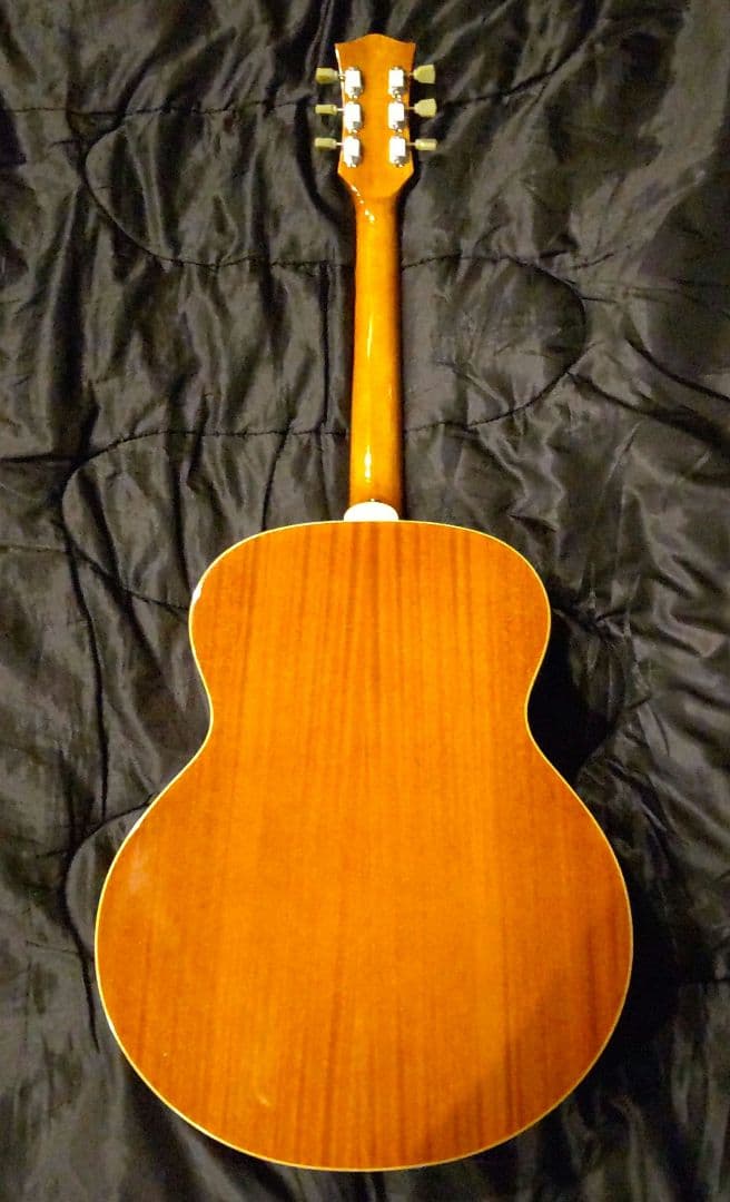 アコースティックギターJ200風カスタムしてます。