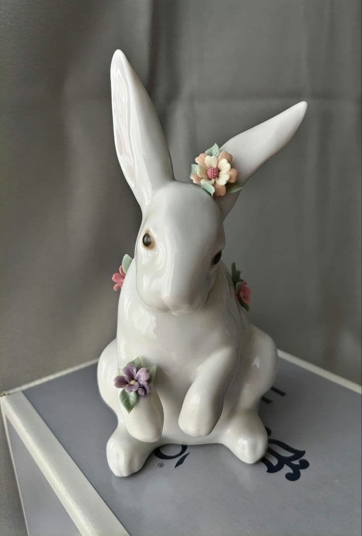 ❷リヤドロ 花飾りの白うさぎ 後ろ脚立ち 置物 インテリア ヴィンテージ