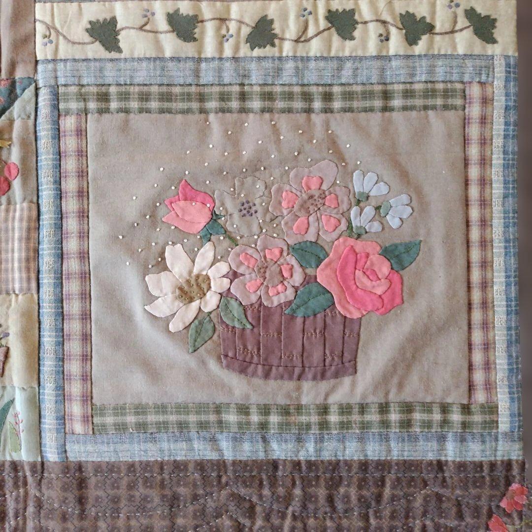 福ちゃん【花のタペストリー】　ハンドメイドアップリケ、刺繍 、パッチワーク
