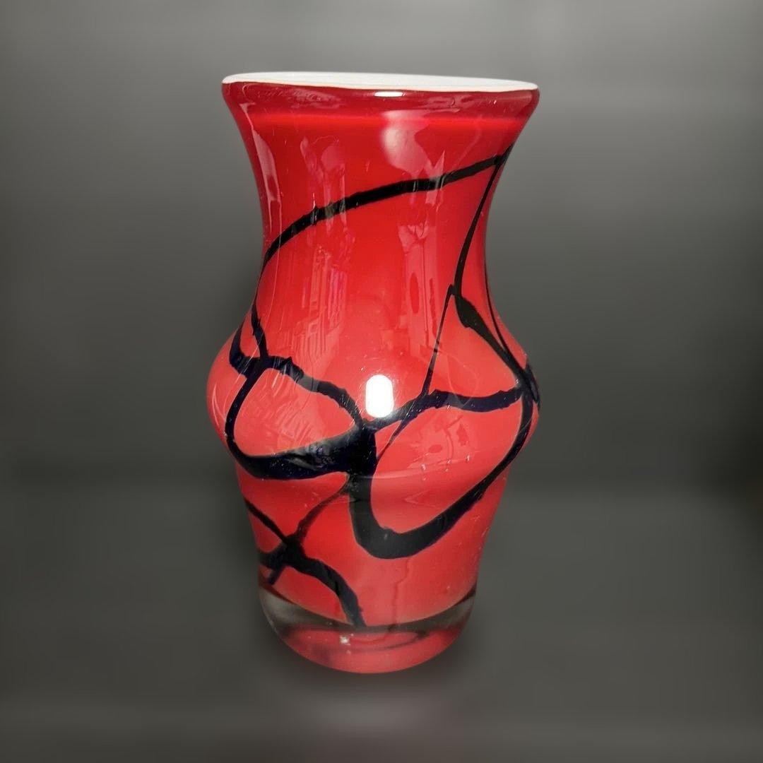 カメオ溶岩赤いガラス花瓶 黒い線装飾