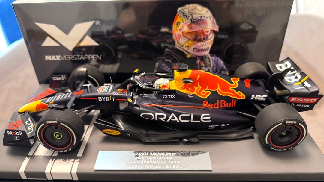 ミニチャンプス Red Bull モデルカー 1/18 RB18