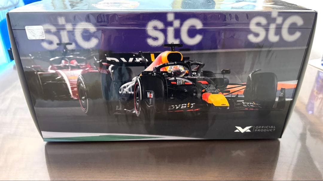 ミニチャンプス Red Bull モデルカー 1/18 RB18