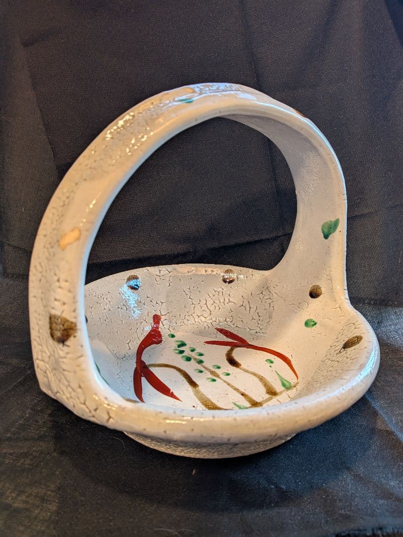 益子作家　松原直之さんの梅花皮赤絵手つき鉢。白地に赤絵が楽しい器です。