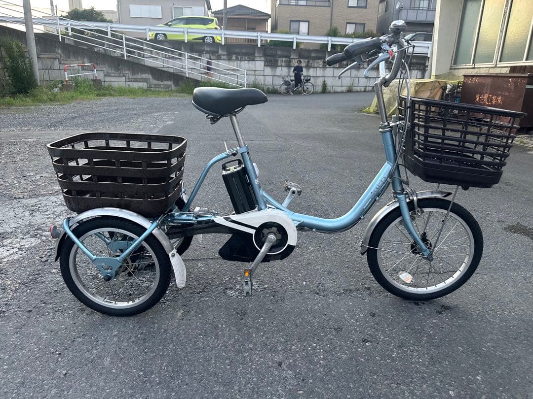 水色の三輪電動アシスト自転車