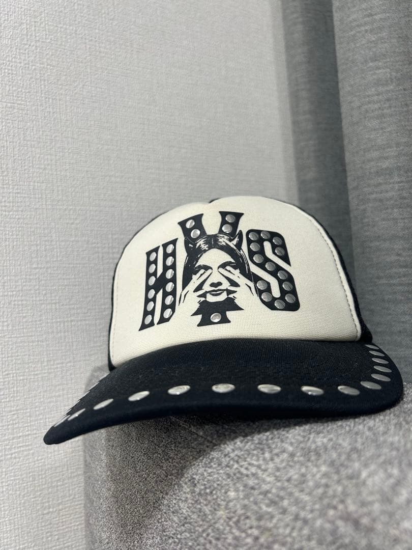 スタッズ付きメッシュキャップ