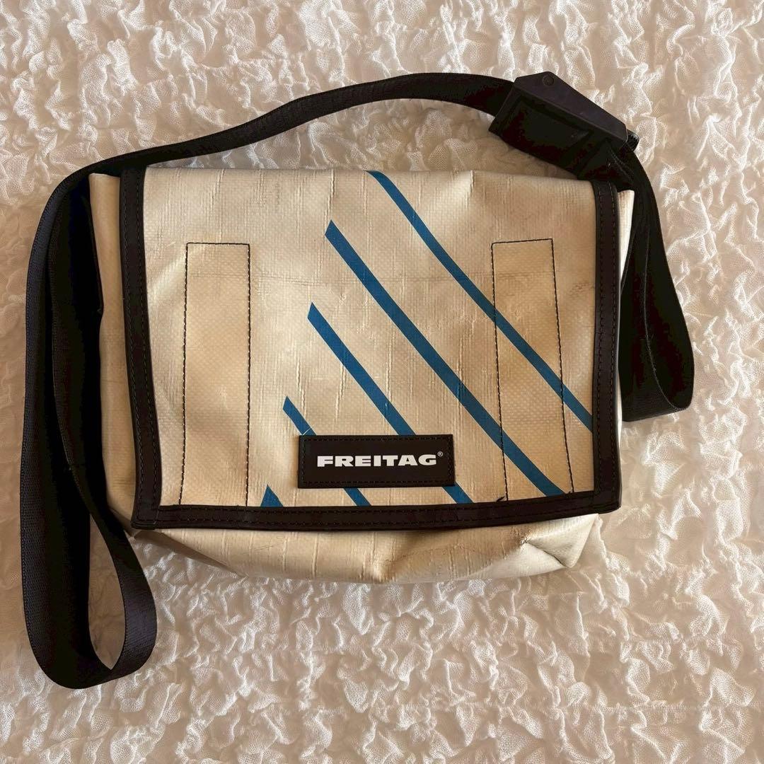 FREITAG F11 LASSIE 小さな英字入り