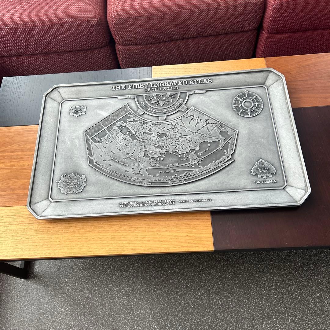 金属製の地図彫刻トレイ　壁掛け