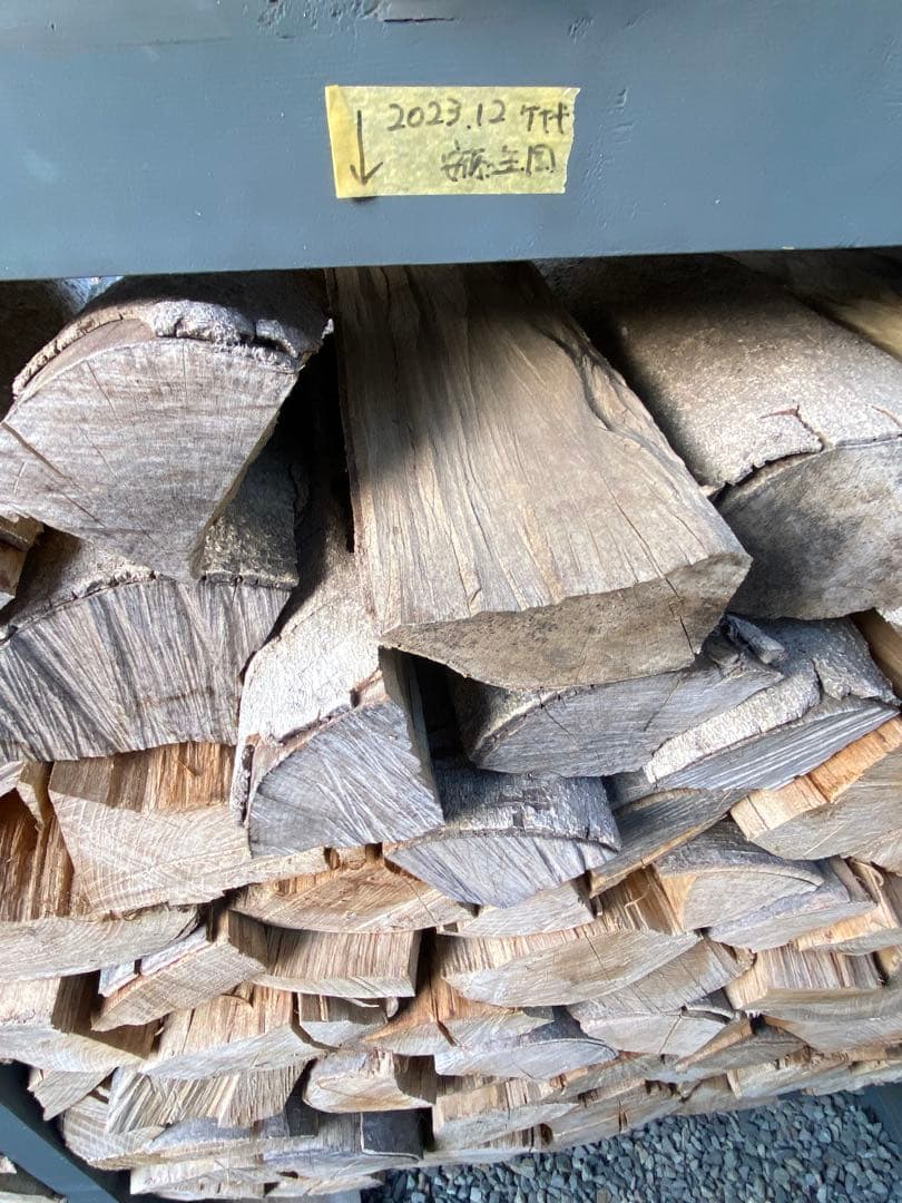 乾燥薪　100kgあたり8000円　500kgあります　リンボク、欅、コナラ、桜
