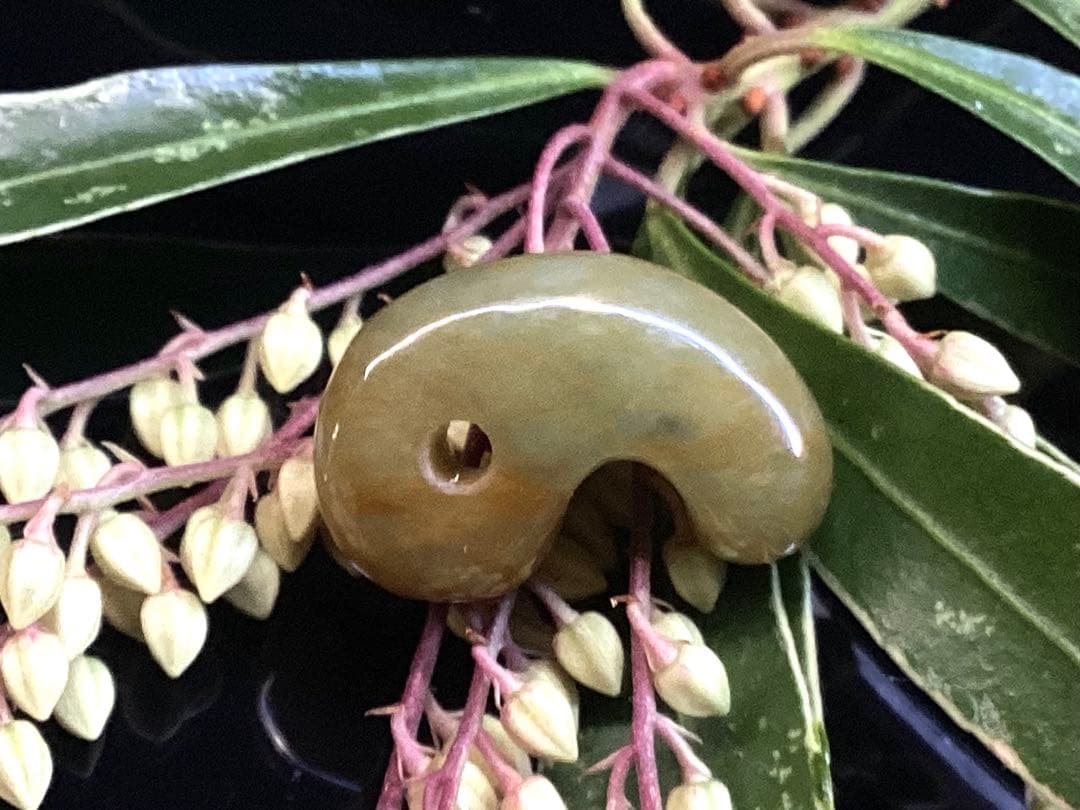 限定‼️超極上レア物✳一番数少ない幻の幸運の黄色‼️ 糸魚川翡翠勾玉　鑑別無しの安価