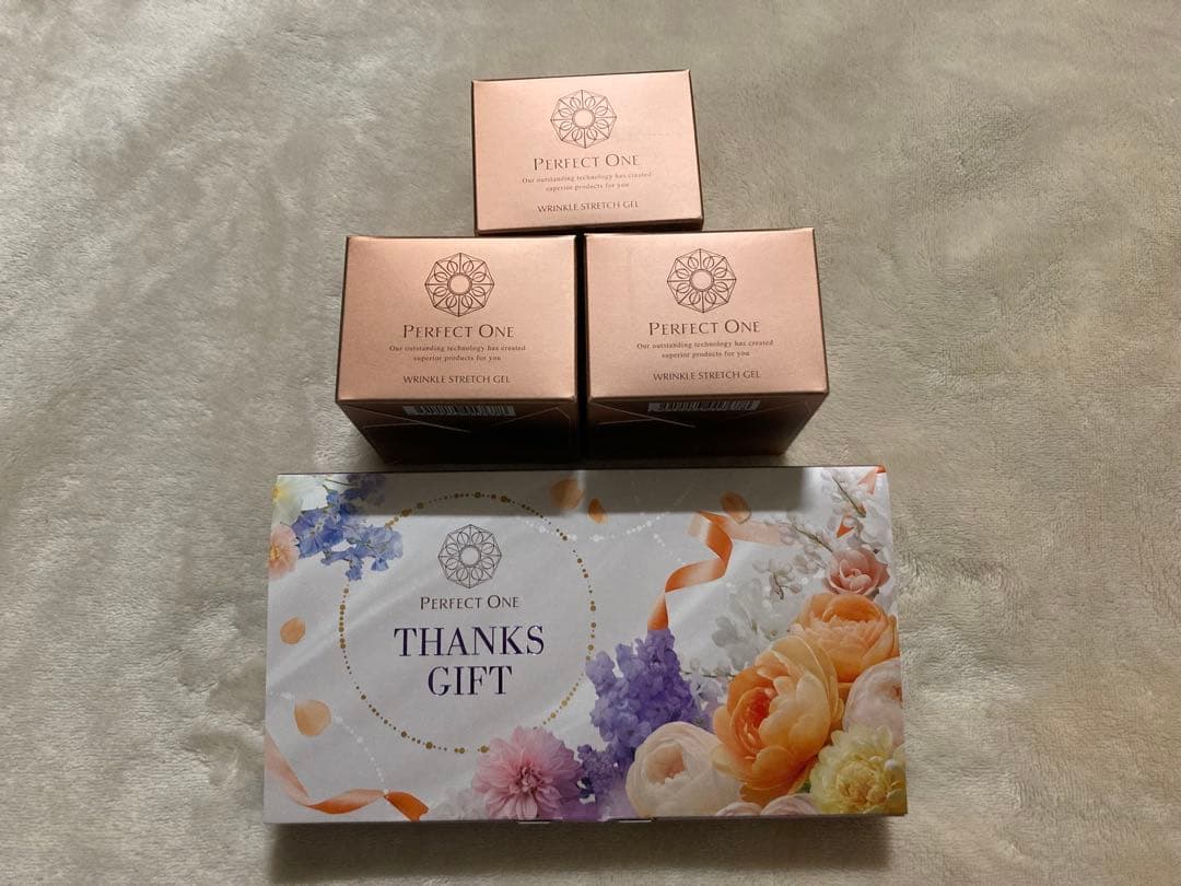 パーフェクトワン薬用リンクルストレッチジェル　50g 3個セット(おまけ付き)