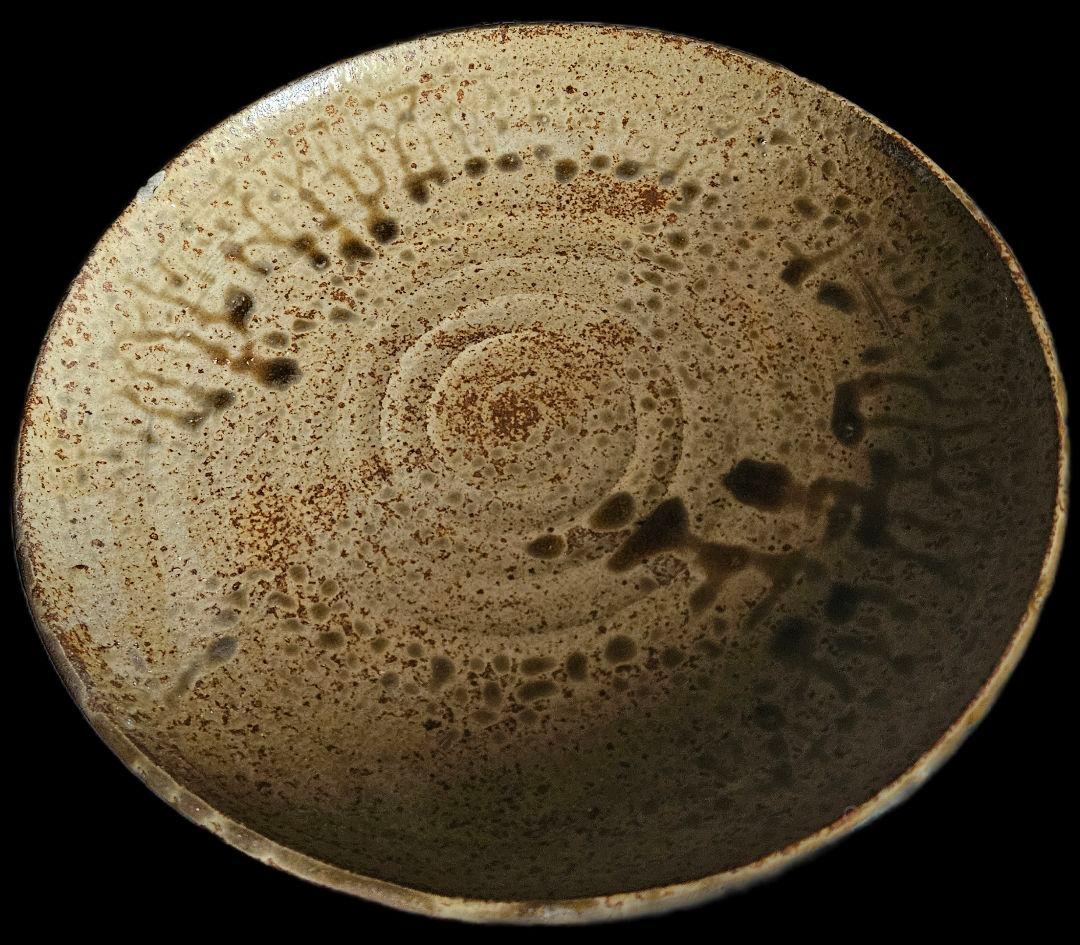 陶器の皿 自然な模様付き