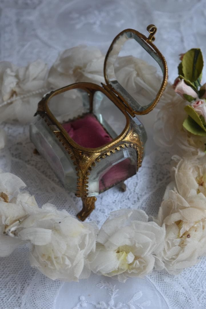 フランスN3　美しい宝石箱　シルク地　ジュエリーボックス　アンティーク