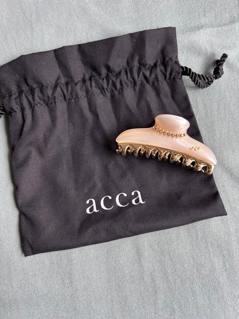 acca ストーン付きヘアクリップ ベージュ