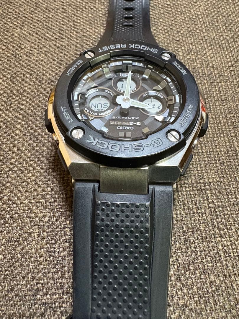 CASIO G-SHOCK GST-W300　電波ソーラー