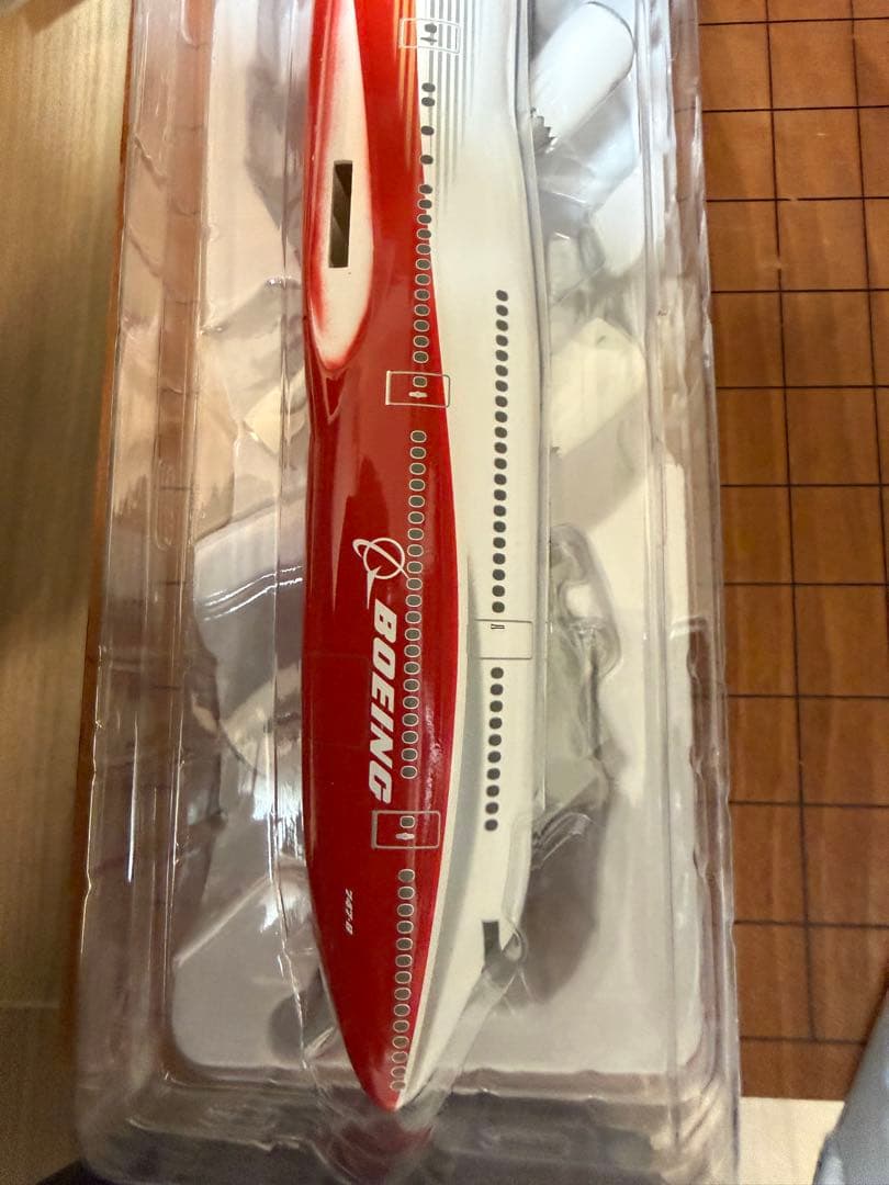 1/200 B747-8 ボーイングハウスカラー ROLLOUT 主翼飛行姿勢