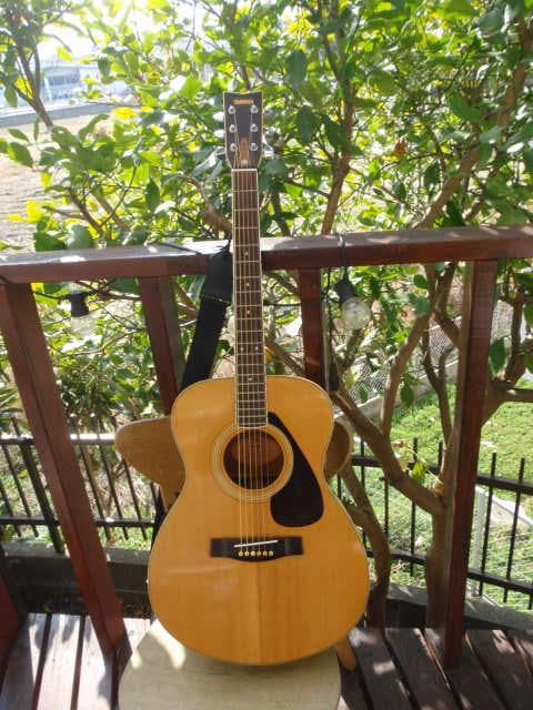 YAMAHA FG-202 赤ラベル　エレアコ装備　ライブでの使用可能。