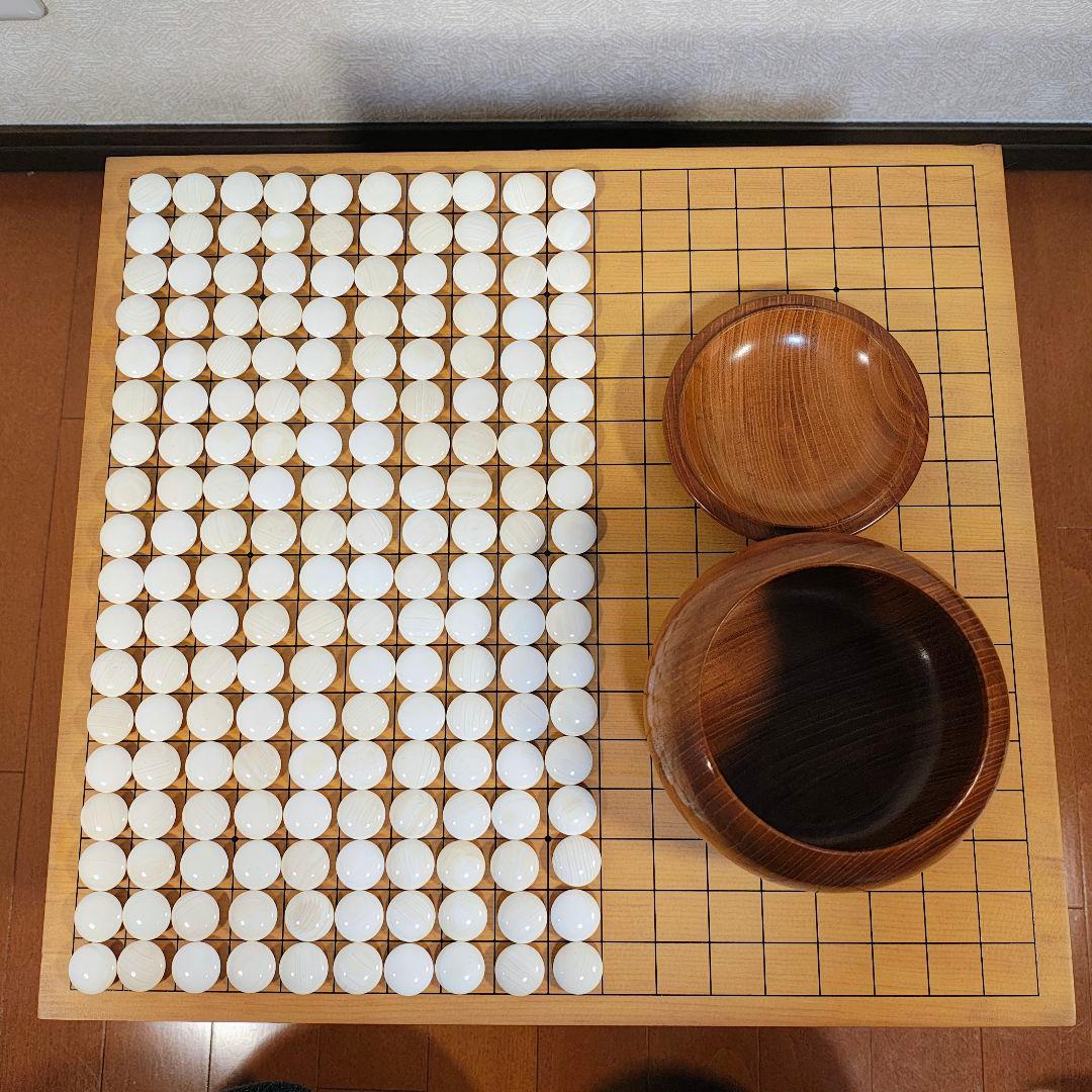 【送料無料】囲碁盤セット　脚付きヘソ有り　蛤貝白石 　那智黒石　碁笥