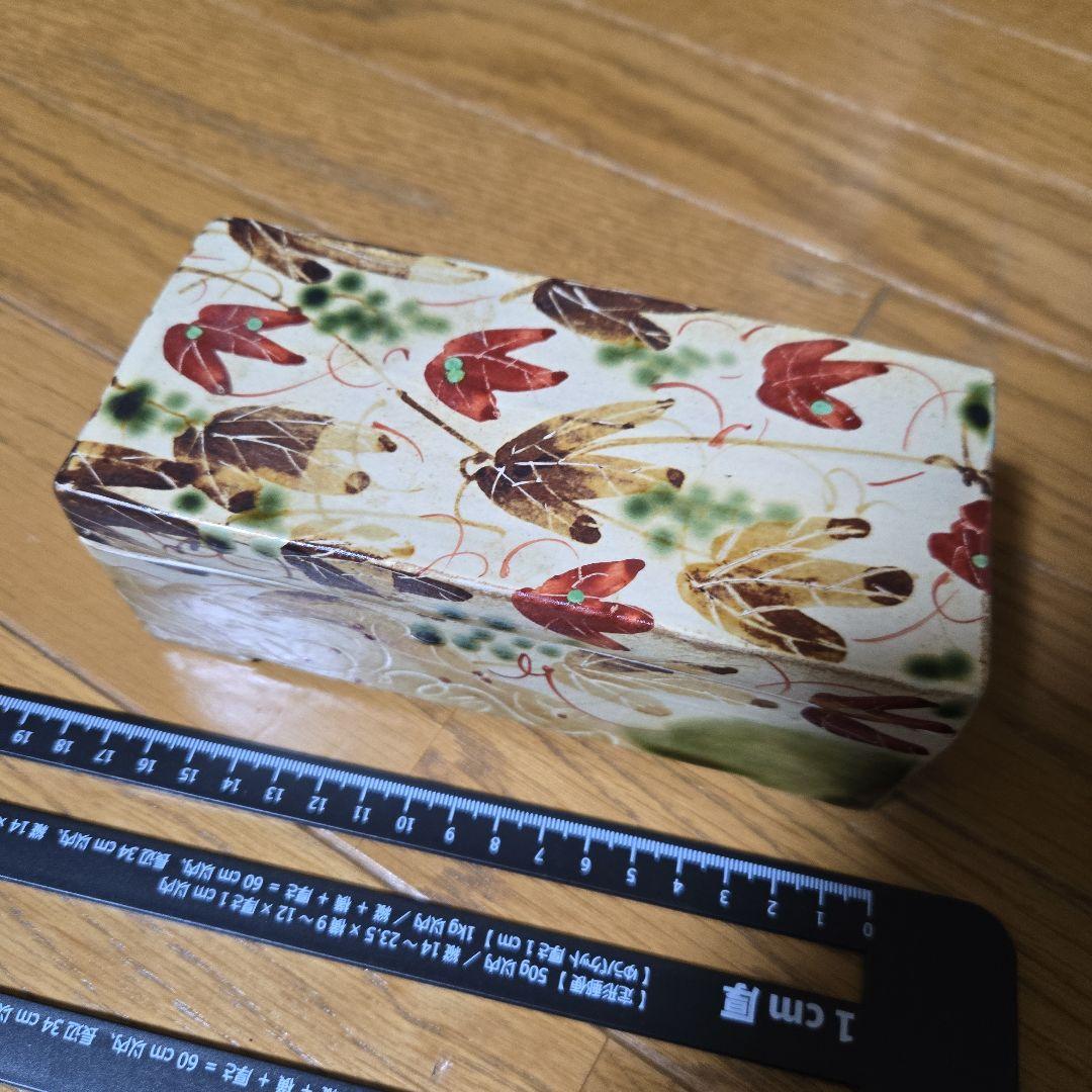 紅葉模様の陶器の箱　一部かけあり