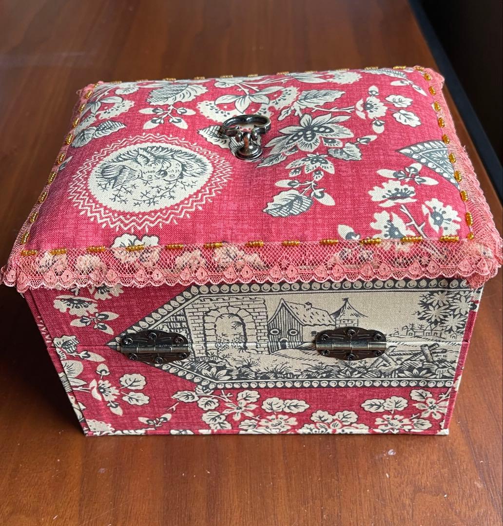 カルトナージュ裁縫箱(中)イギリス生地　アンティークレースとビーズ