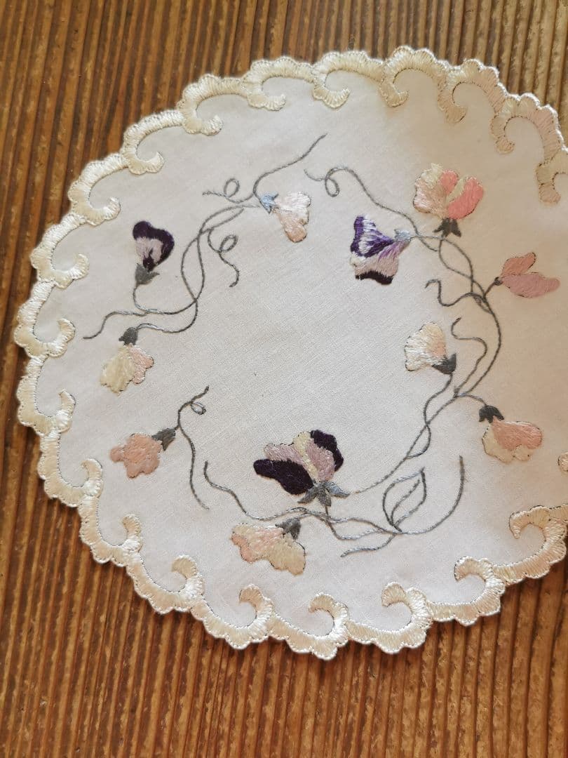 アンティーク ソサイエティシルク手刺繍 スィートピー 菫 スカラップドイリー