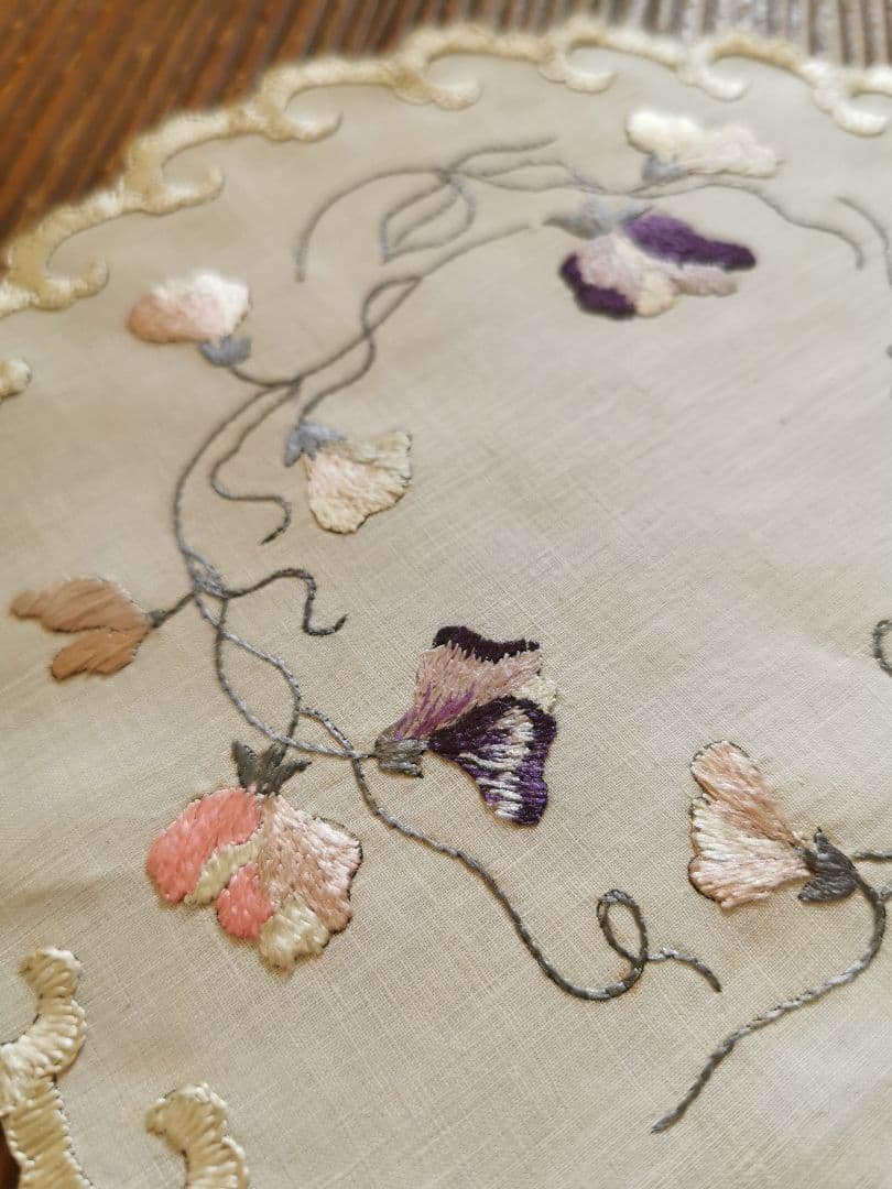 アンティーク ソサイエティシルク手刺繍 スィートピー 菫 スカラップドイリー