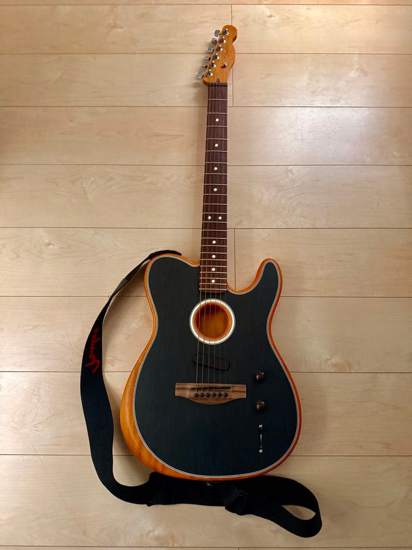 ストラップ付き Fender Acoustasonic player