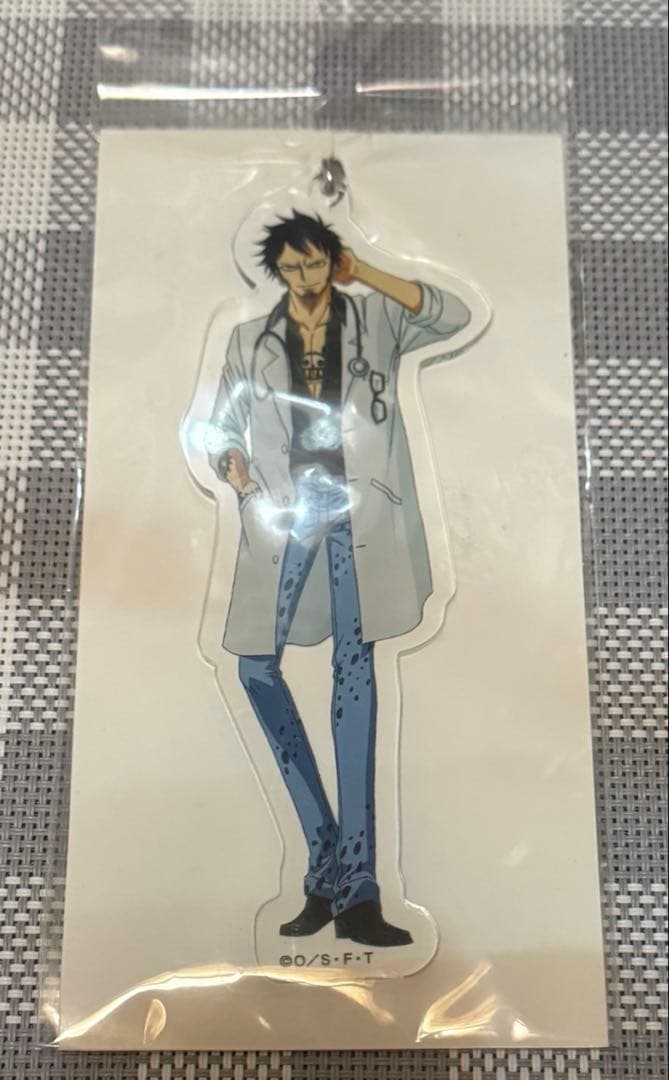 ワンピース　トラファルガー•ロー　ビッグアクリルキーホルダー