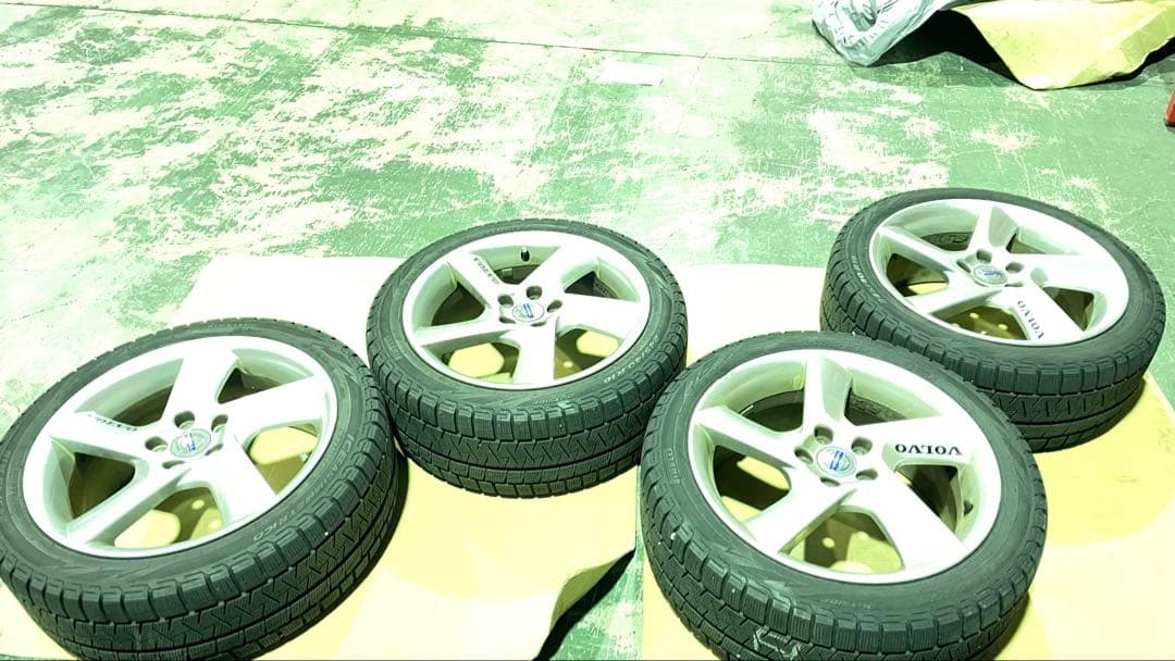 VOLVO 18インチ スタッドレスタイヤセット