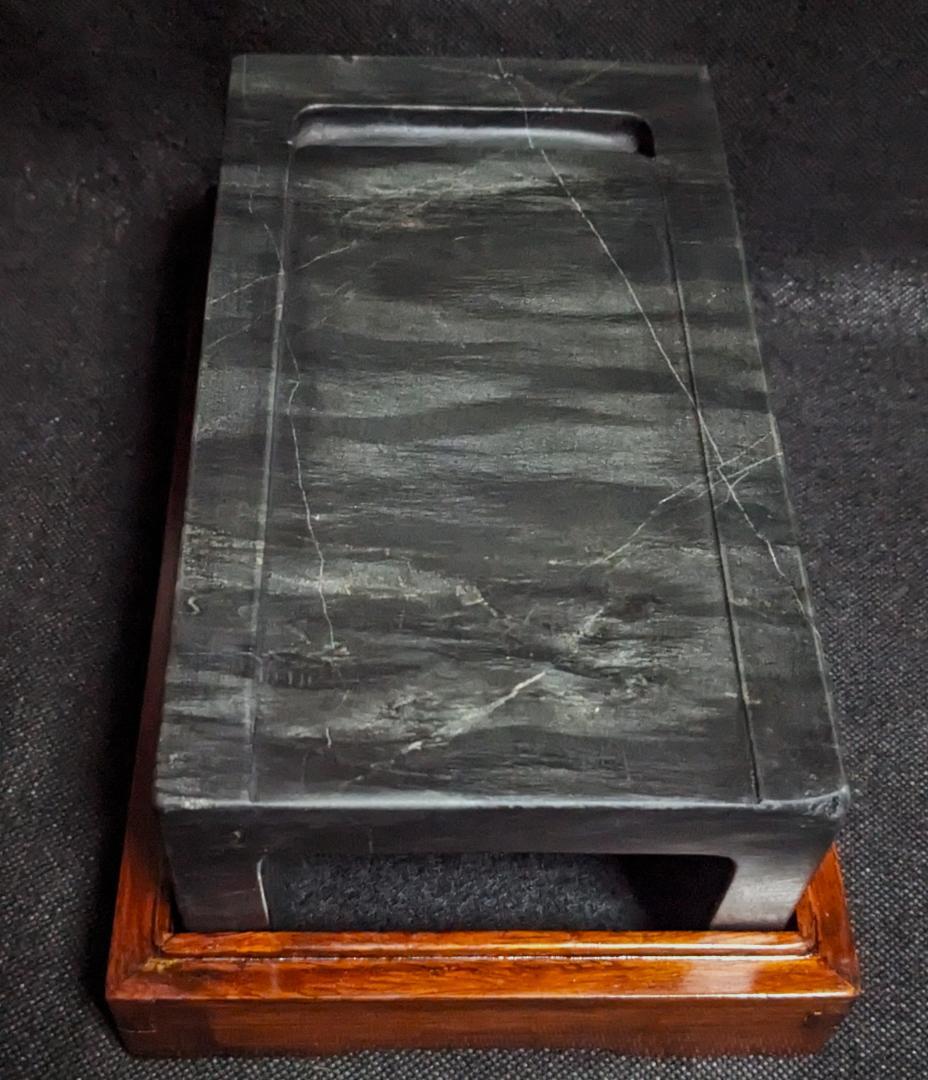 【歙州太史硯】◆水波紋・眉子紋・銀線・銀華紋の蒼黒美石◆約八吋◆唐木箱◆龍尾山