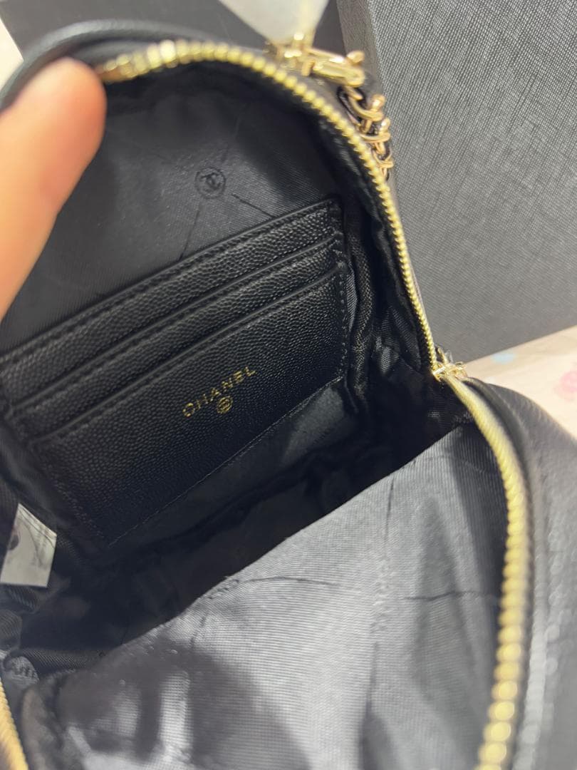 新品 美品キルティングデザイン スマホショルダーバッグ ブラック