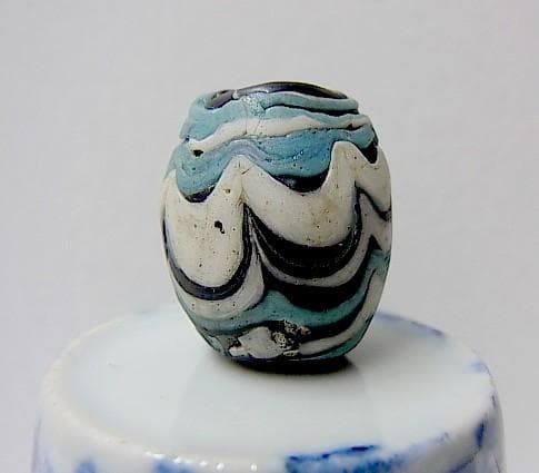 ★G2703★古代とんぼ玉 (A47) イスラム大粒　ガラスビーズ　かきあげ文様