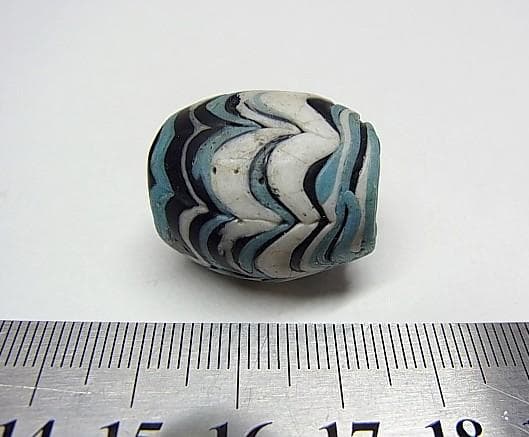 ★G2703★古代とんぼ玉 (A47) イスラム大粒　ガラスビーズ　かきあげ文様