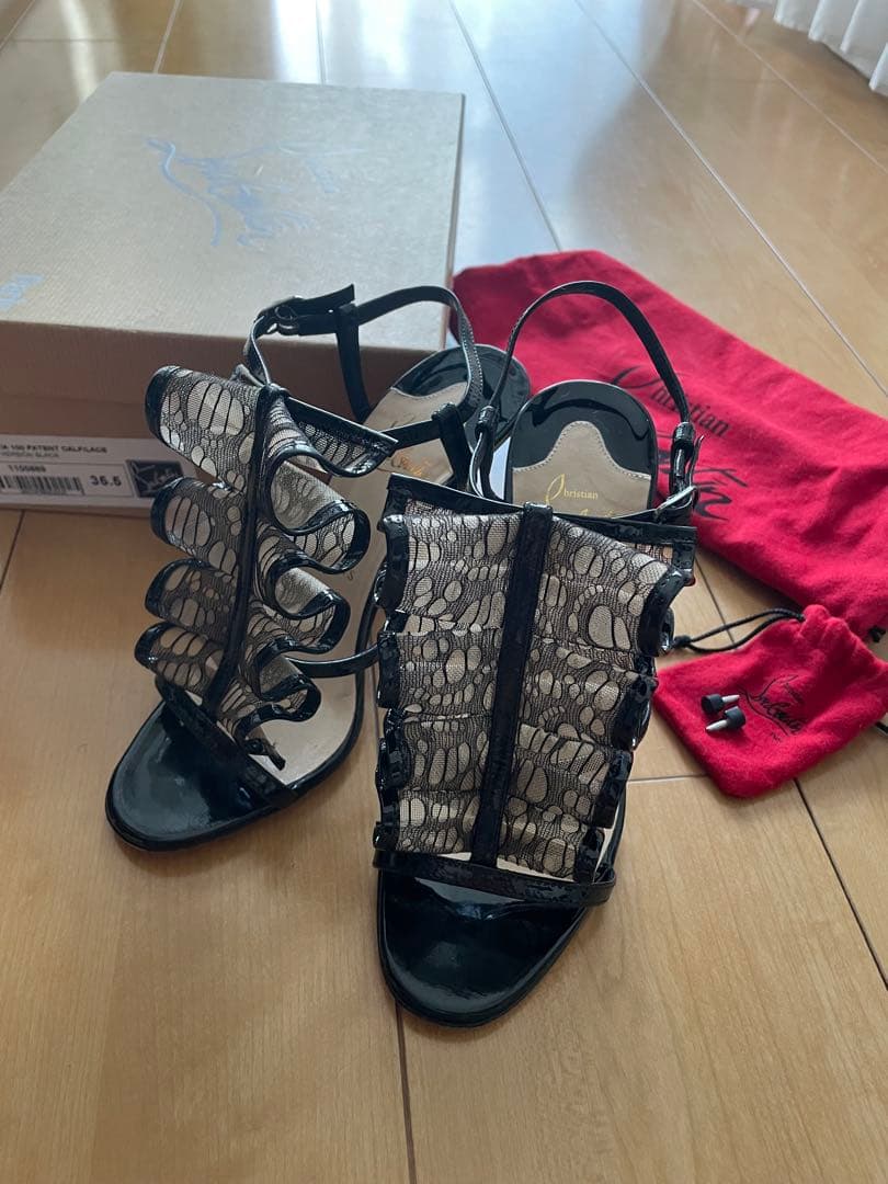 Christian Louboutinの黒エナメル×レースサンダル