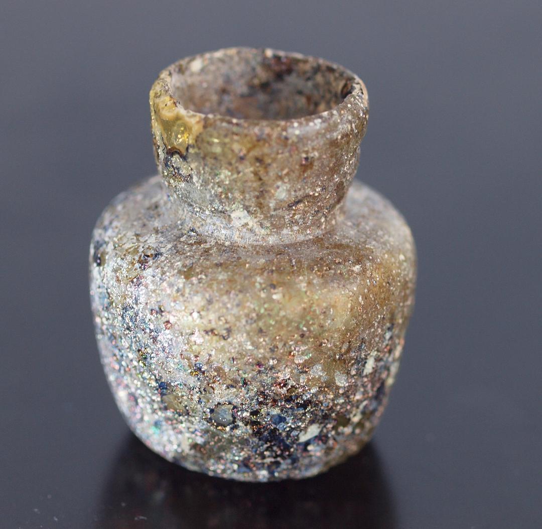 薄黄緑ガラスの胎を、赤紫や青緑の銀化が美しく飾る、香油入れローマン・ガラス小瓶