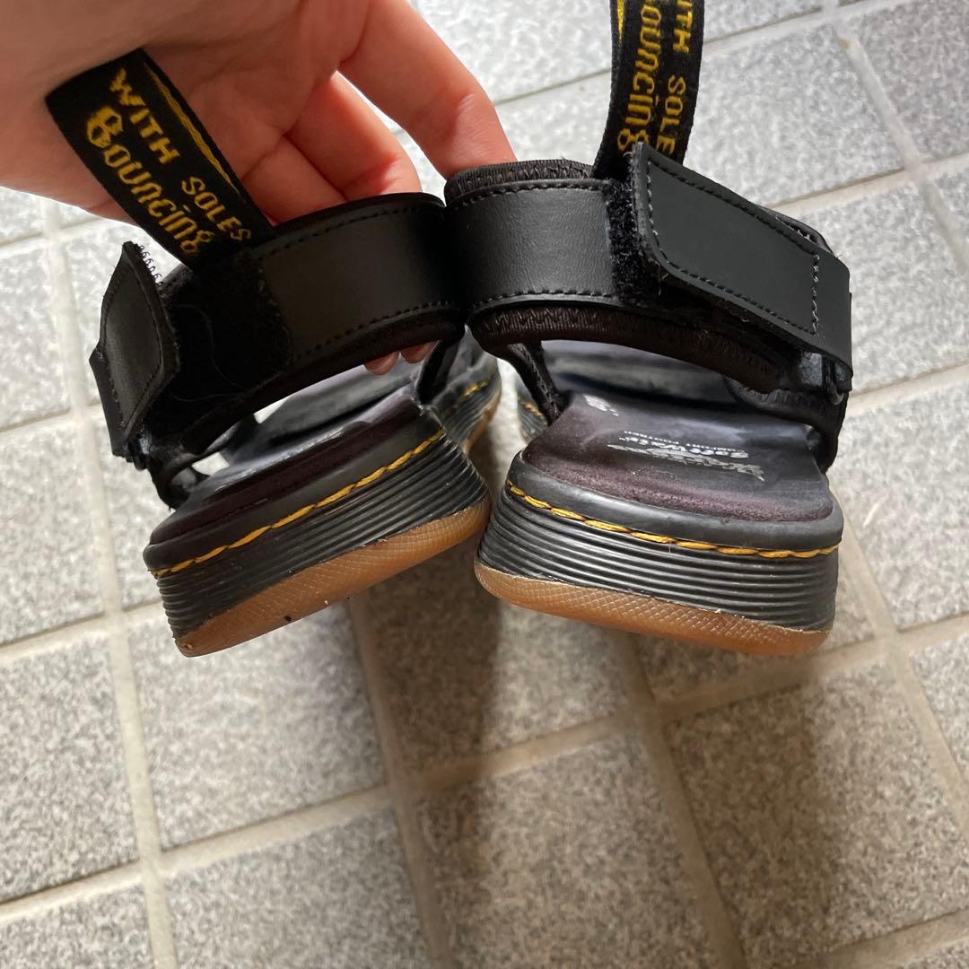 フリンジ付きブラックサンダル　ドクターマーチン