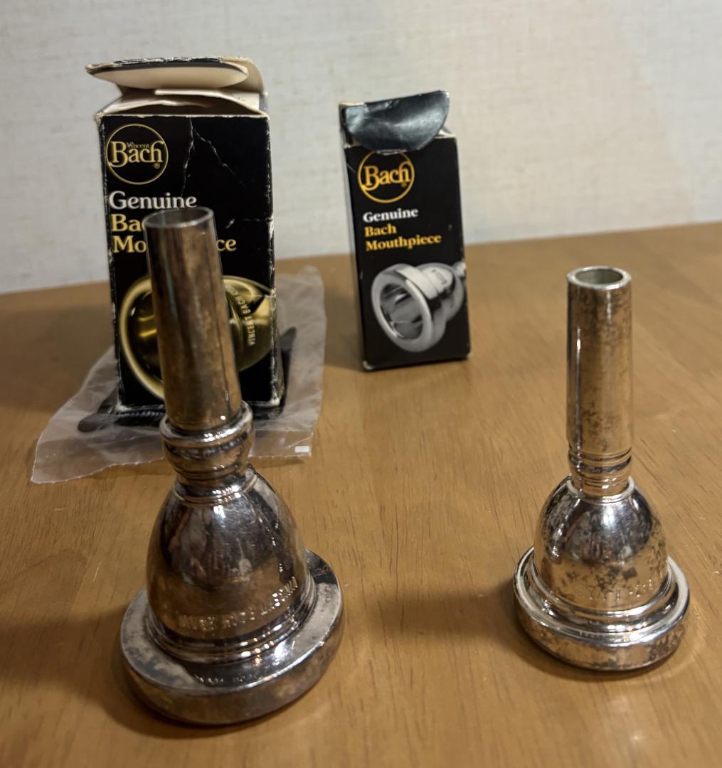 バックのチューバとユーフォニアムのマウスピース