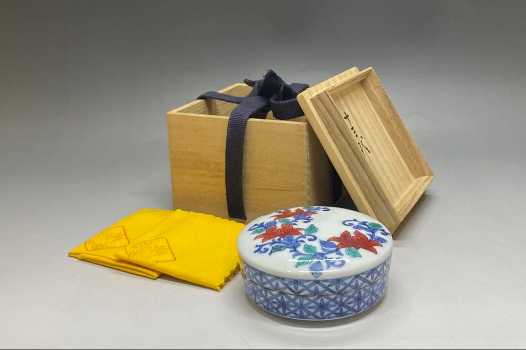 人間国宝　十三代　今泉今右衛門　色鍋島唐花文　香合　四方桟共箱　共布2枚　J17