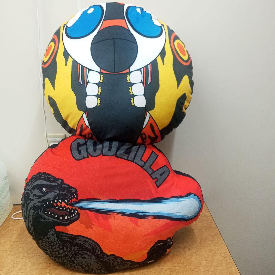 ゴジラ モスラ デザインの円形クッション