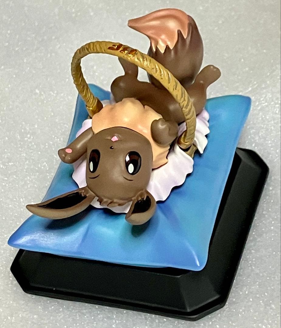 ポケモン　海外　特典　フィギュア　イーブイ　寝そべり