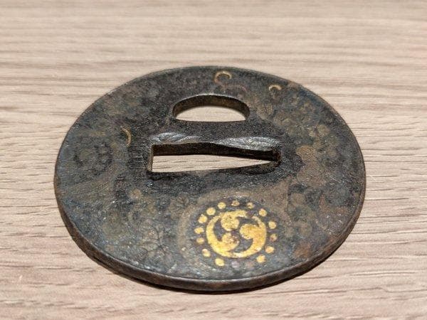 鉄鍔 三つ巴 家紋 金象嵌 金彩 刀装具 時代物 レトロ アンティーク