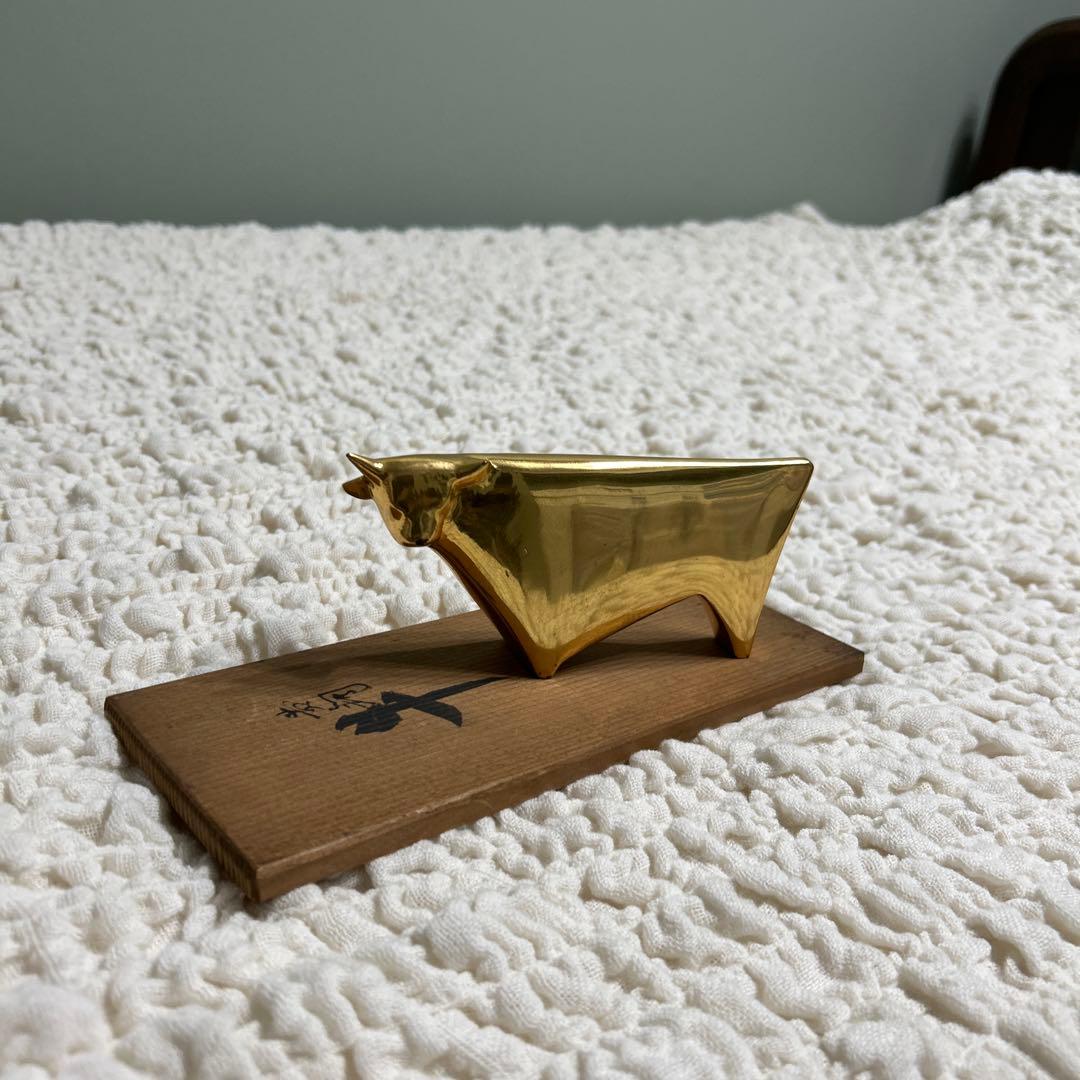黄銅　牛　金色の置物 約14cm