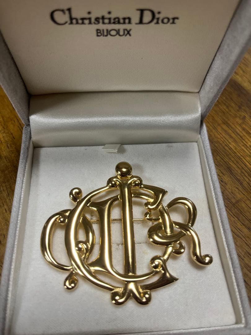 y*a様 Christian Dior ブローチ 金色 メタル製