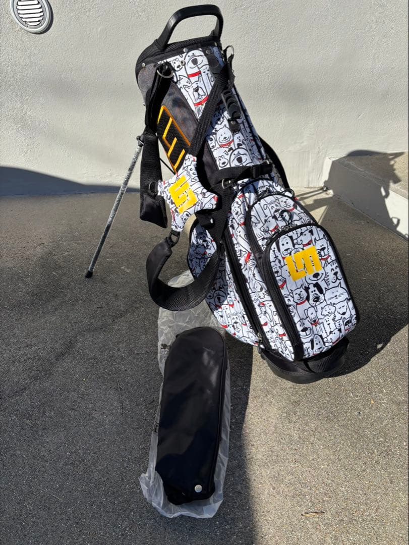 LOUD MOUTH スタンドバッグ ホワイト/ブラック ドッグ柄