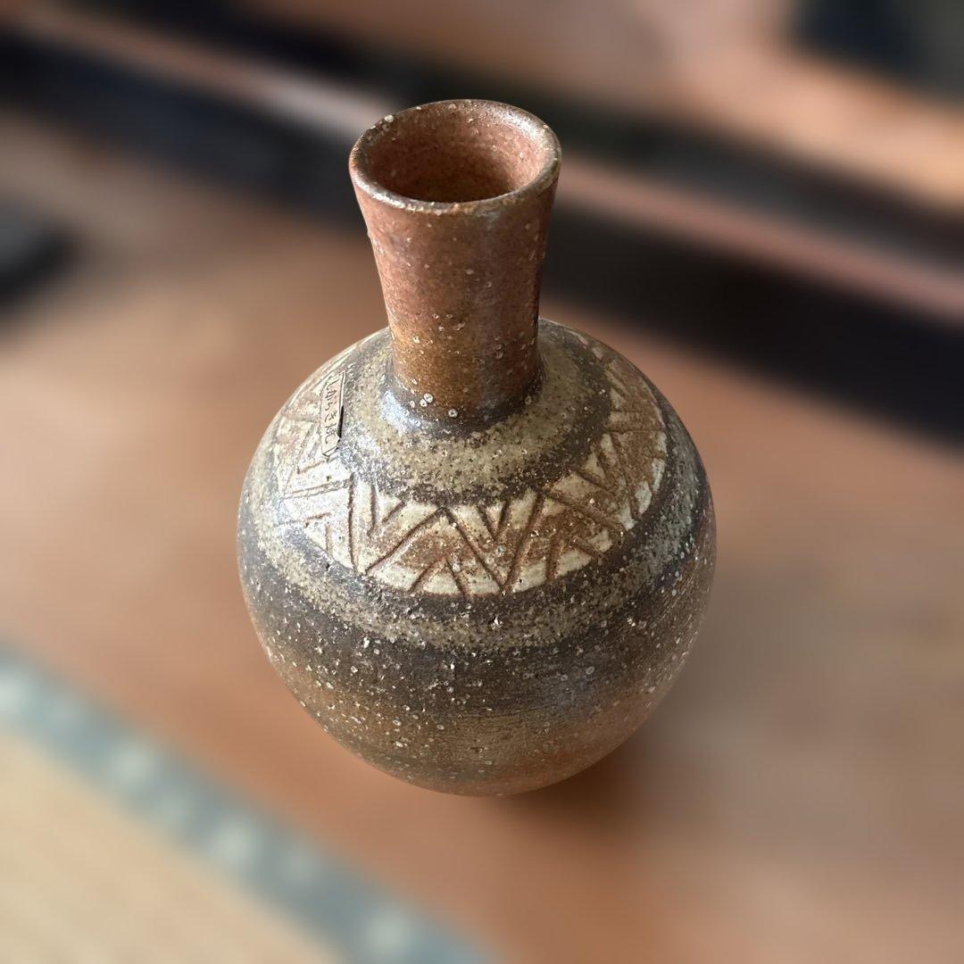 幾何学模様の茶色陶器花瓶　しがらき焼