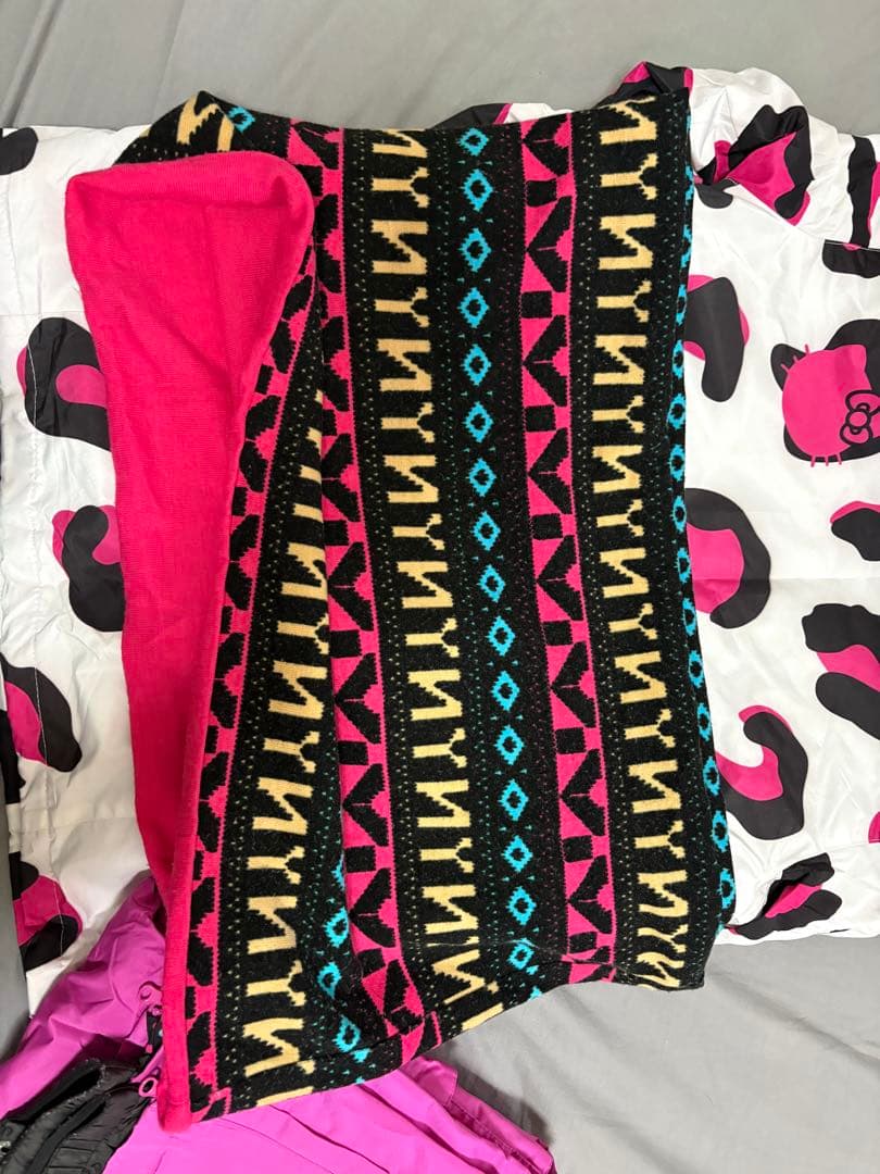 ハローキティ　スノボウェア９号上下セットおまけつき