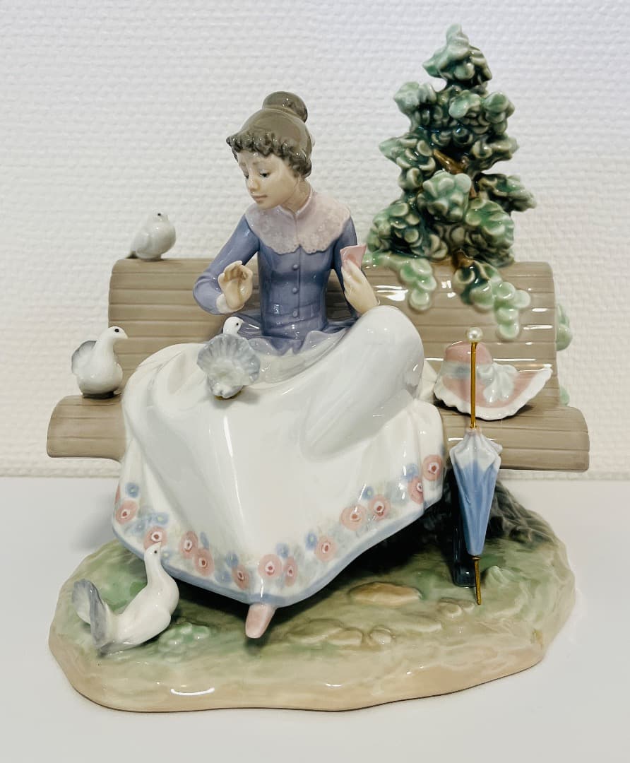 LLADROリアドロ『Feeding The Pigeons』01005428